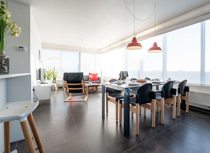 Lichte en moderne binnenruimte van Appartement Ocean in Oostende, Belgische kust, met stijlvolle keuken en eetgedeelte.