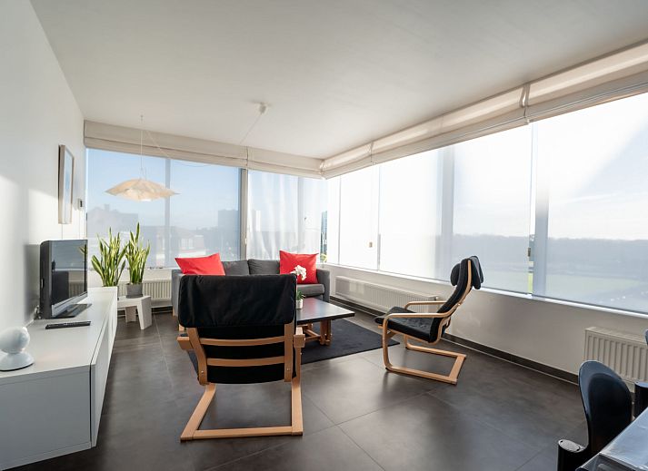 Lichte en moderne binnenruimte van Appartement Ocean in Oostende, Belgische kust, met stijlvolle keuken en eetgedeelte.