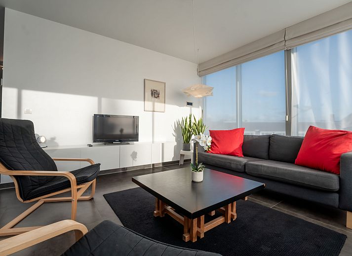 Lichte en moderne binnenruimte van Appartement Ocean in Oostende, Belgische kust, met stijlvolle keuken en eetgedeelte.