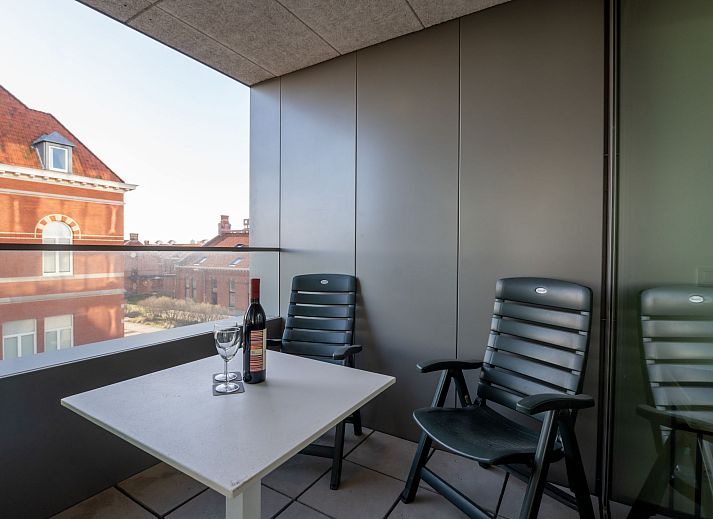 Modern Appartement Ocean in Oostende aan de Belgische kust, met glazen gevel en uitzicht op de natuurlijke omgeving.