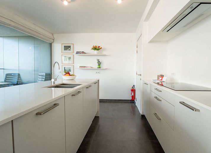 Modern Appartement Ocean in Oostende aan de Belgische kust, met glazen gevel en uitzicht op de natuurlijke omgeving.