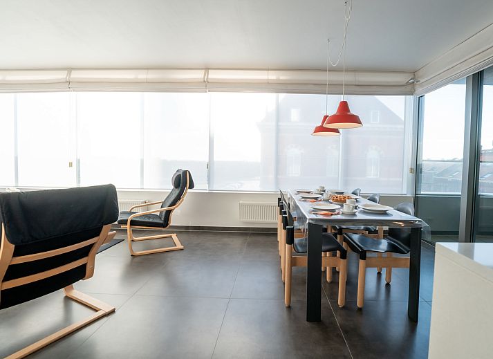 Modern Appartement Ocean in Oostende aan de Belgische kust, met glazen gevel en uitzicht op de natuurlijke omgeving.