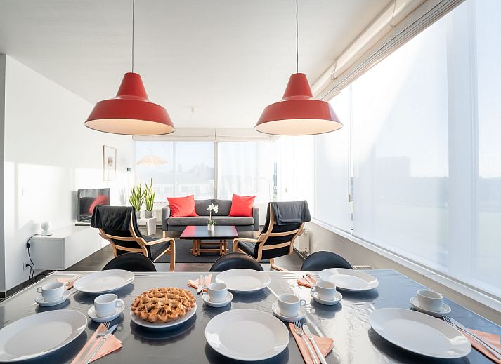 Modern Appartement Ocean in Oostende aan de Belgische kust, met glazen gevel en uitzicht op de natuurlijke omgeving.