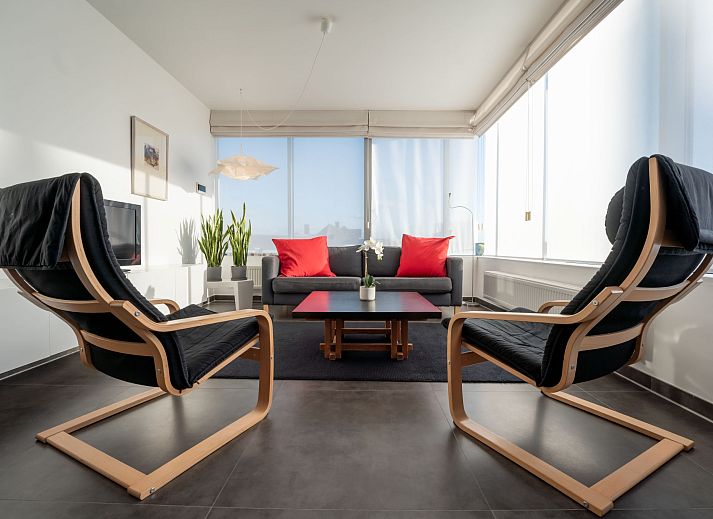 Stijlvolle woonkamer van Appartement Ocean in Oostende aan de Belgische kust, ideaal vakantieverblijf met moderne inrichting en veel lichtinval.