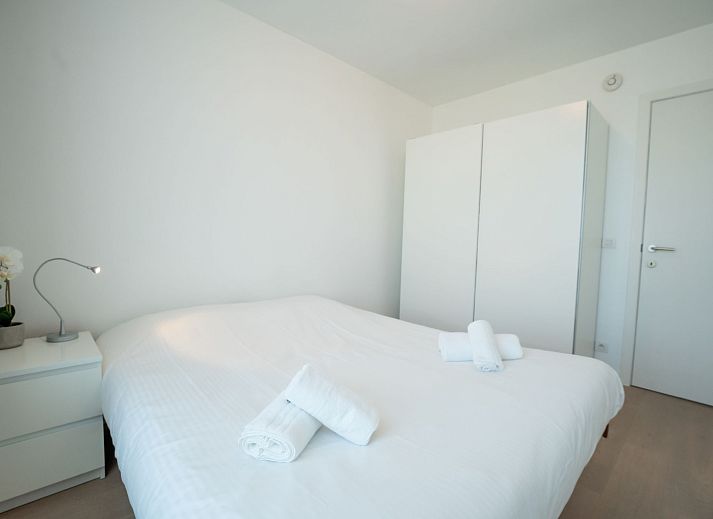 Stijlvolle woonkamer van Appartement Ocean in Oostende aan de Belgische kust, ideaal vakantieverblijf met moderne inrichting en veel lichtinval.