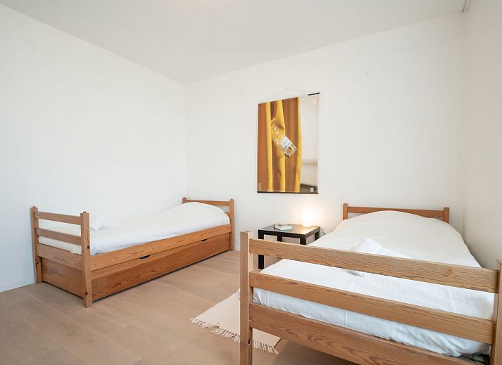 Stijlvolle woonkamer van Appartement Ocean in Oostende aan de Belgische kust, ideaal vakantieverblijf met moderne inrichting en veel lichtinval.