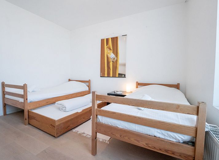 Stijlvolle woonkamer van Appartement Ocean in Oostende aan de Belgische kust, ideaal vakantieverblijf met moderne inrichting en veel lichtinval.