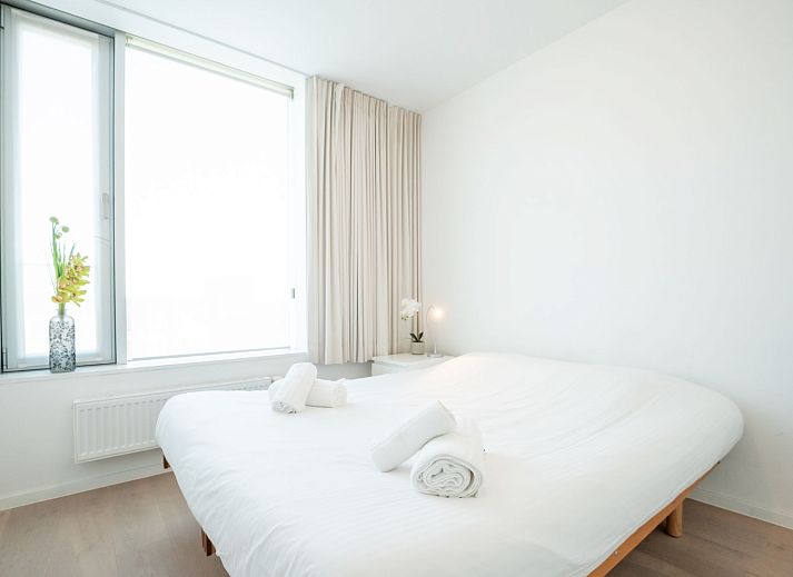 Gezellige eet- en zithoek in Appartement Ocean, Oostende, Belgische kust. Geniet van comfort en licht in dit moderne vakantieappartement.