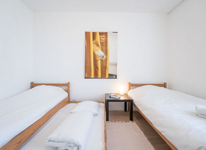 Gezellige eet- en zithoek in Appartement Ocean, Oostende, Belgische kust. Geniet van comfort en licht in dit moderne vakantieappartement.