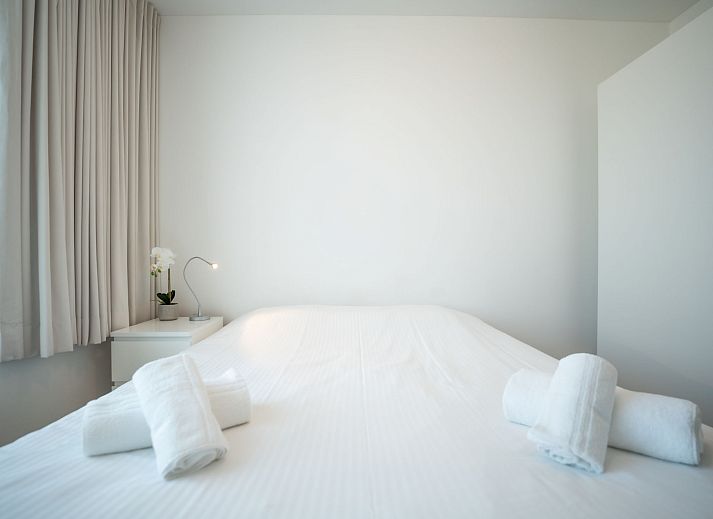 Gezellige eet- en zithoek in Appartement Ocean, Oostende, Belgische kust. Geniet van comfort en licht in dit moderne vakantieappartement.