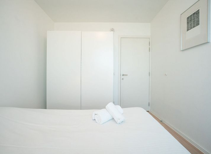 Gezellige eet- en zithoek in Appartement Ocean, Oostende, Belgische kust. Geniet van comfort en licht in dit moderne vakantieappartement.