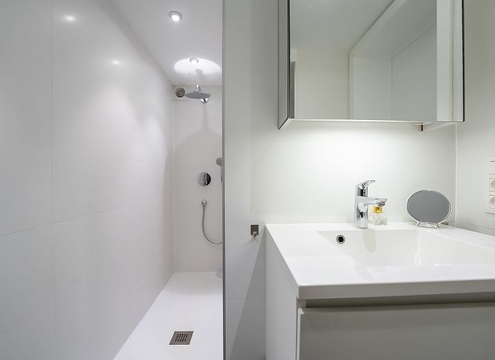 Gezellige woonkamer van Appartement Villa George in Oostende, Belgische kust, met modern interieur en toegang tot een zonnig terras.