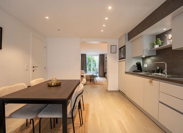 Moderne keuken en eetruimte in Appartement Villa George, Oostende aan de Belgische kust, ideaal vakantieverblijf met lichte en ruime inrichting.