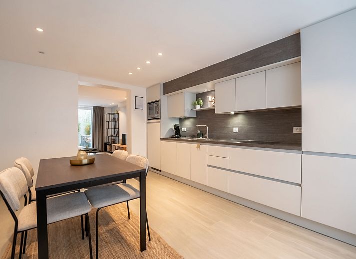 Moderne keuken en eetruimte in Appartement Villa George, Oostende aan de Belgische kust, ideaal vakantieverblijf met lichte en ruime inrichting.