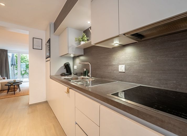 Moderne keuken en eetruimte in Appartement Villa George, Oostende aan de Belgische kust, ideaal vakantieverblijf met lichte en ruime inrichting.
