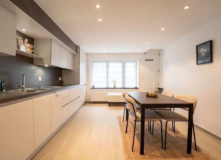 Moderne keuken en eetruimte in Appartement Villa George, Oostende aan de Belgische kust, ideaal vakantieverblijf met lichte en ruime inrichting.