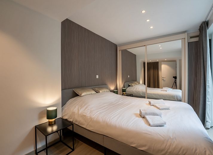 Sfeervolle slaapkamer in Appartement Villa George, Oostende, Belgische kust. Comfortabel verblijf met modern interieur voor een ontspannen vakantie.