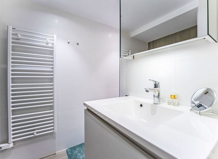 Sfeervolle slaapkamer in Appartement Villa George, Oostende, Belgische kust. Comfortabel verblijf met modern interieur voor een ontspannen vakantie.