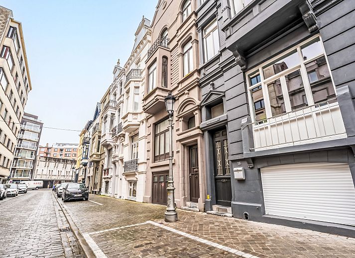 Sfeervolle slaapkamer in Appartement Villa George, Oostende, Belgische kust. Comfortabel verblijf met modern interieur voor een ontspannen vakantie.