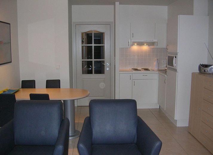 Zwembad bij Residentie Zeezicht, Oostende, vakantieappartement aan de Belgische kust met zonnig terras.