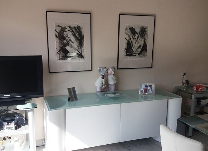 Zwembad bij Residentie Zeezicht, Oostende, vakantieappartement aan de Belgische kust met zonnig terras.