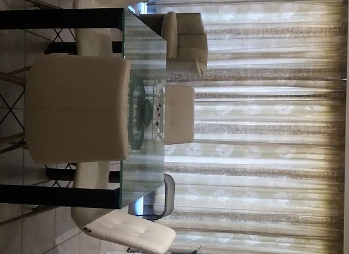 Strandzicht vanuit Residentie Zeezicht in Oostende, vakantieverblijf aan de Belgische kust met levendige sfeer.