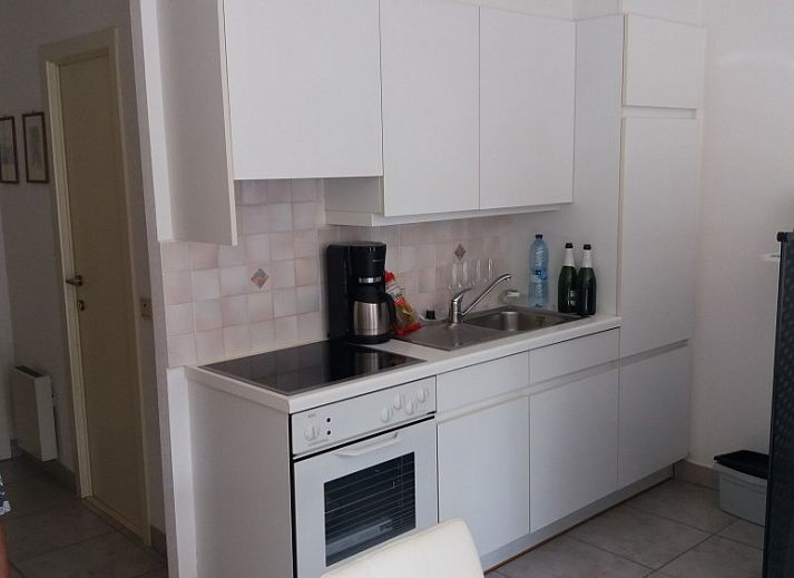 Strandzicht vanuit Residentie Zeezicht in Oostende, vakantieverblijf aan de Belgische kust met levendige sfeer.