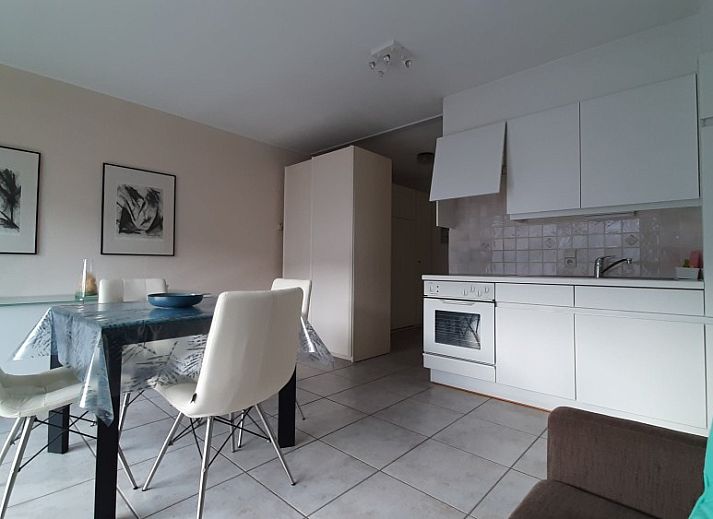 Strandzicht vanuit Residentie Zeezicht in Oostende, vakantieverblijf aan de Belgische kust met levendige sfeer.