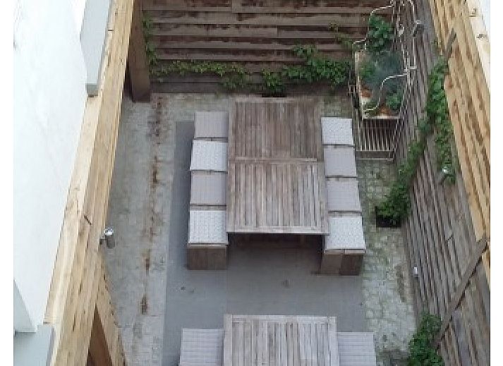 Lichte zithoek in De Zeester appartement in Oostende met toegang tot terras aan de Belgische kust.
