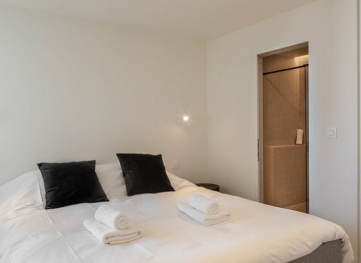 Slaapkamer met uitzicht op de Noordzee in Logeren met zeezicht, Oostende, Belgische kust appartement.