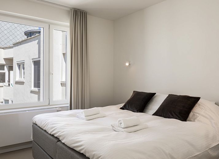 Slaapkamer met uitzicht op de Noordzee in Logeren met zeezicht, Oostende, Belgische kust appartement.