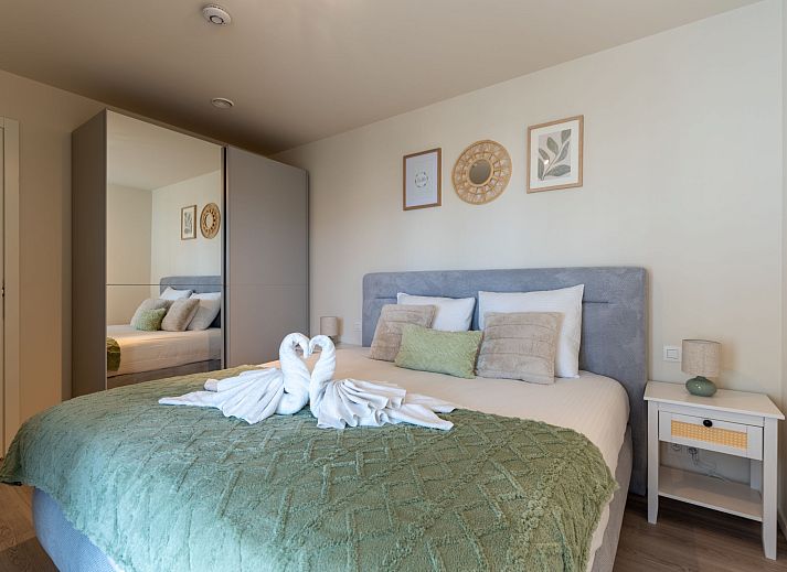 Stijlvolle woonkamer van Appartement THe Waves in Oostende, Belgische kust met comfortabele zithoek en veel natuurlijk licht.