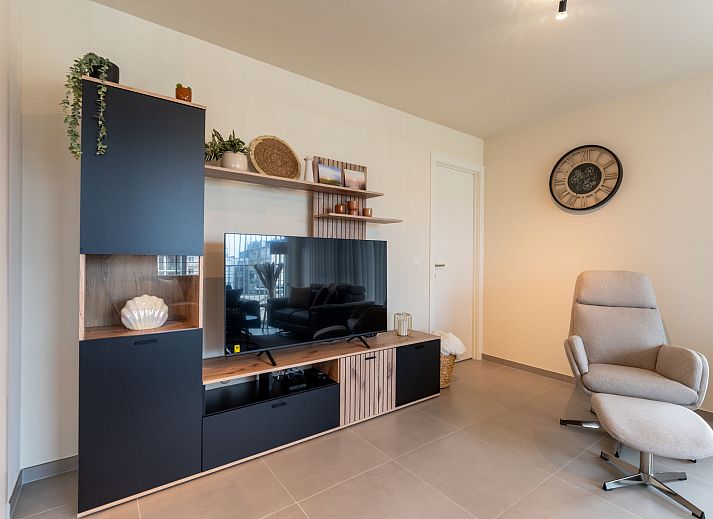 Stijlvolle woonkamer van Appartement THe Waves in Oostende, Belgische kust met comfortabele zithoek en veel natuurlijk licht.
