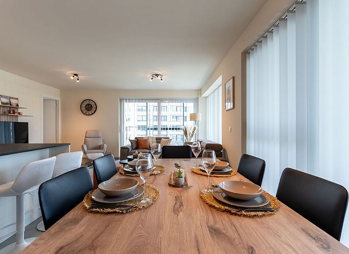 Lichte en ruime woonkamer van Appartement THe Waves in Oostende, Belgische kust, met moderne keuken en eethoek voor een comfortabel verblijf.