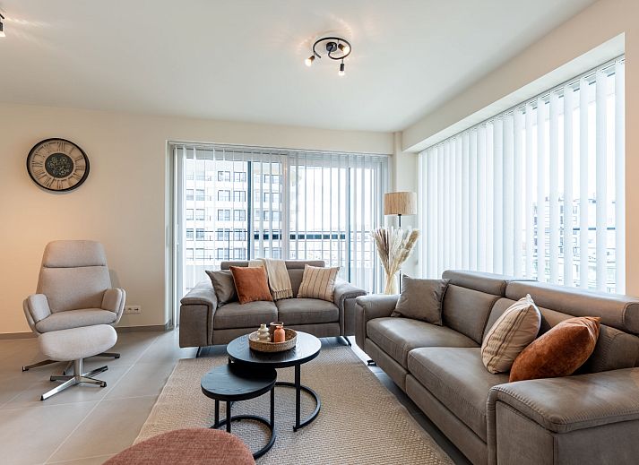 Lichte en ruime woonkamer van Appartement THe Waves in Oostende, Belgische kust, met moderne keuken en eethoek voor een comfortabel verblijf.