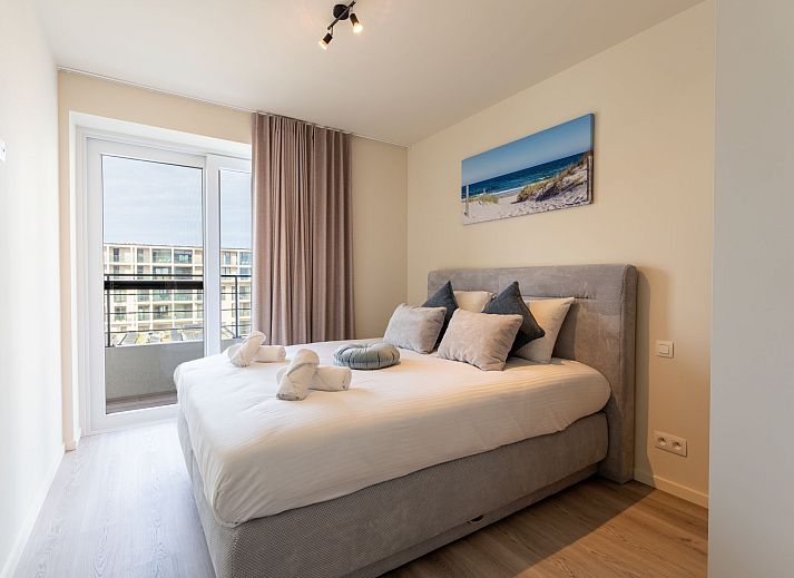 Moderne eetkamer en keuken in Appartement THe Waves, Oostende, Belgische kust, ideaal voor een comfortabel verblijf aan zee.