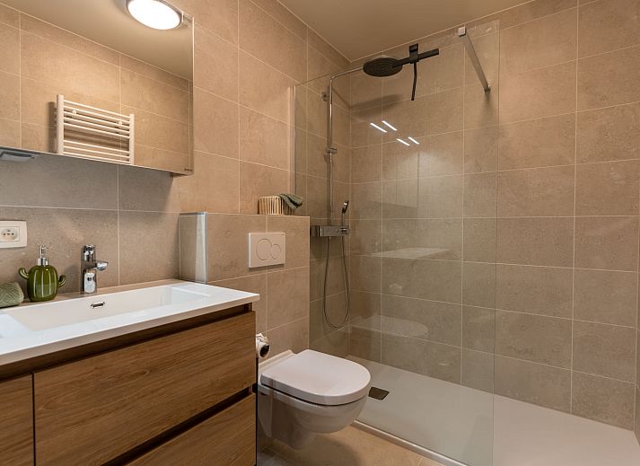 Moderne eetkamer en keuken in Appartement THe Waves, Oostende, Belgische kust, ideaal voor een comfortabel verblijf aan zee.