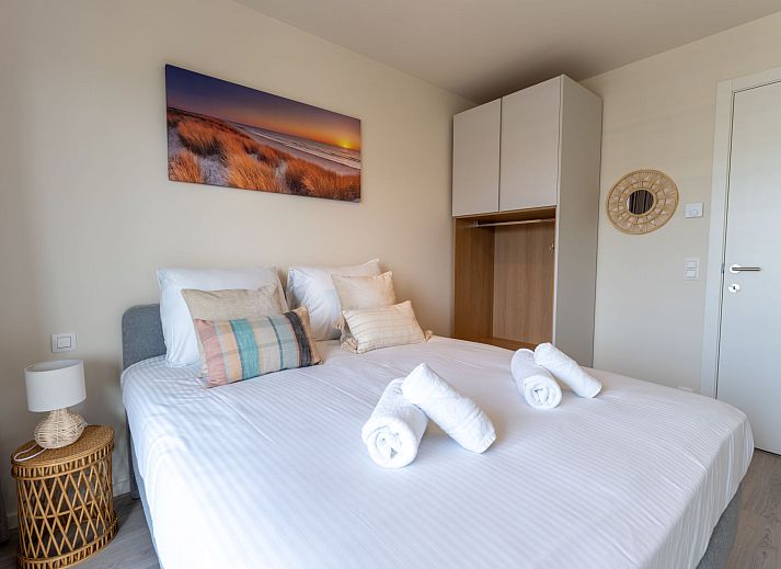 Moderne eetkamer en keuken in Appartement THe Waves, Oostende, Belgische kust, ideaal voor een comfortabel verblijf aan zee.