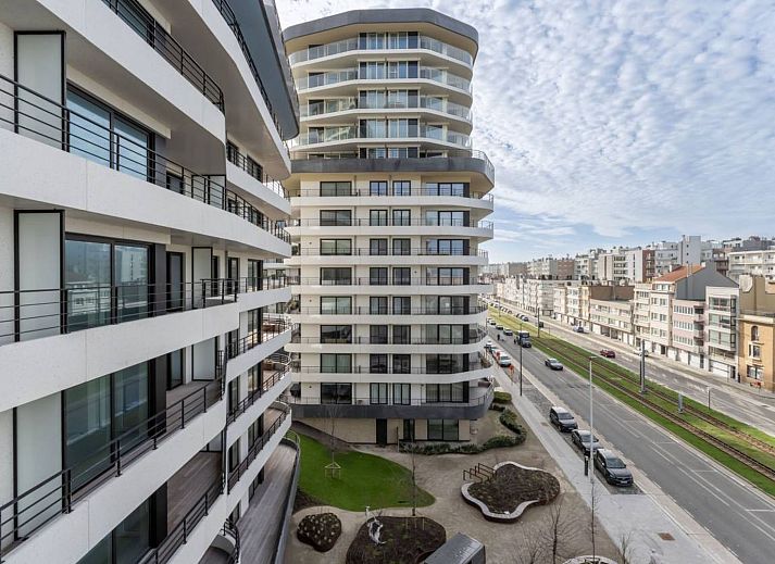 Moderne eetkamer en keuken in Appartement THe Waves, Oostende, Belgische kust, ideaal voor een comfortabel verblijf aan zee.