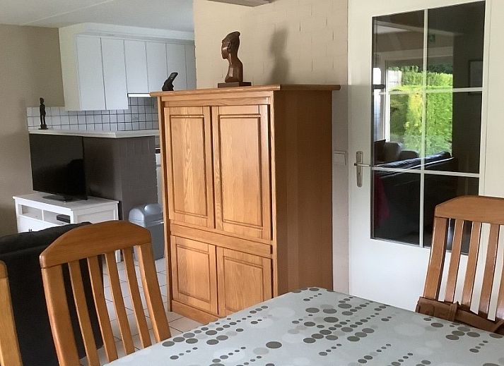Sfeervolle zithoek met open haard in De Viebarke vakantiewoning, Nieuwpoort-Bad, Belgische kust.