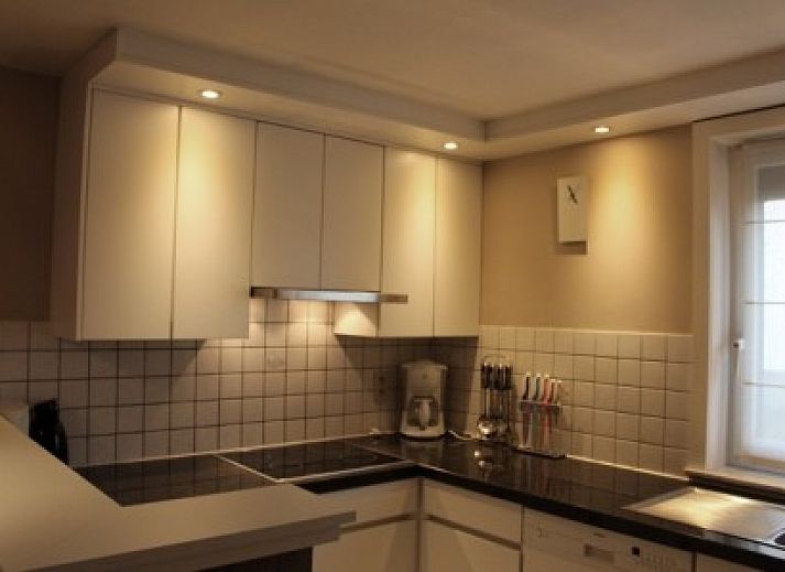 Sfeervolle zithoek met open haard in De Viebarke vakantiewoning, Nieuwpoort-Bad, Belgische kust.