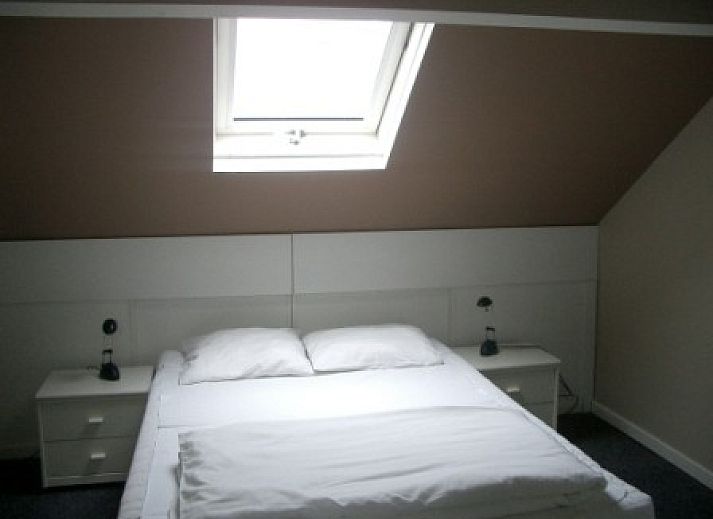 Sfeervolle zithoek met open haard in De Viebarke vakantiewoning, Nieuwpoort-Bad, Belgische kust.