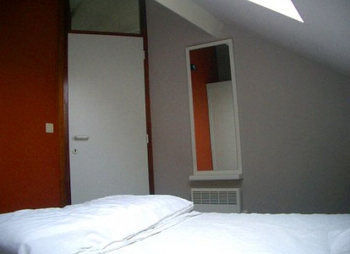Sfeervolle zithoek met open haard in De Viebarke vakantiewoning, Nieuwpoort-Bad, Belgische kust.