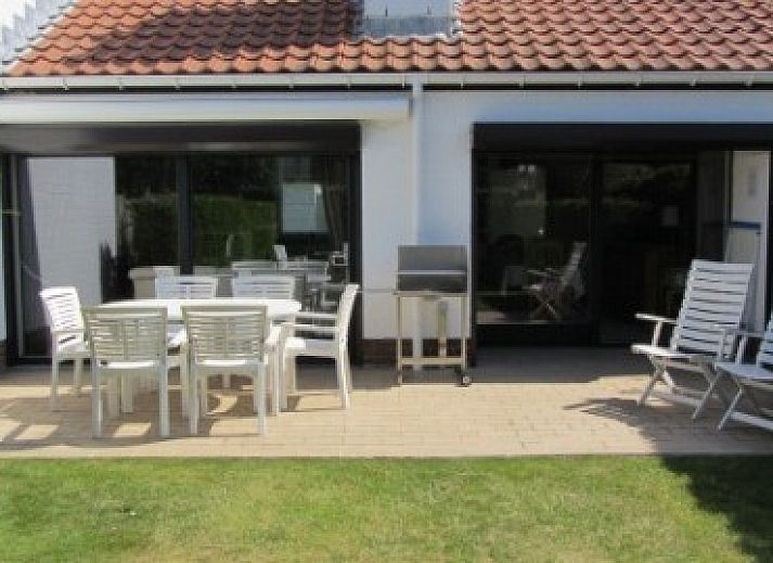 Moderne woonkamer met comfortabele banken in De Viebarke vakantiehuis, Nieuwpoort-Bad, Belgische kust.