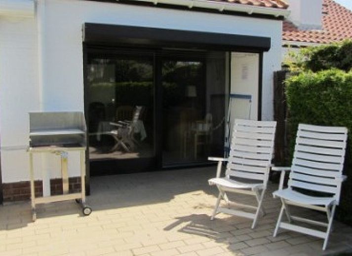 Moderne woonkamer met comfortabele banken in De Viebarke vakantiehuis, Nieuwpoort-Bad, Belgische kust.