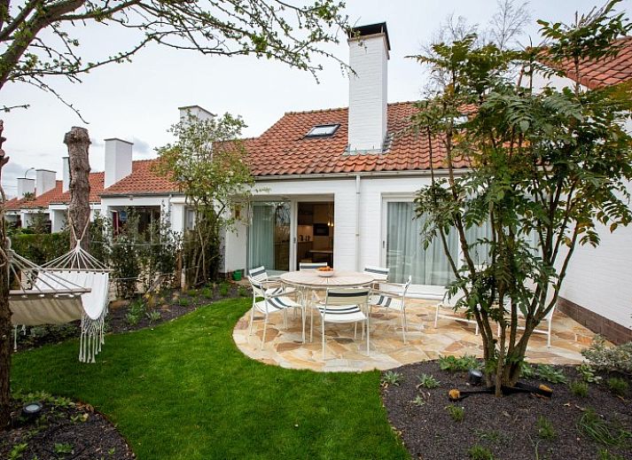Moderne keuken in A little white house with a tree by the sea, vakantiehuis in Nieuwpoort-Bad, Belgische kust.