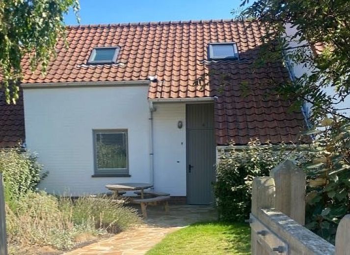Moderne keuken in A little white house with a tree by the sea, vakantiehuis in Nieuwpoort-Bad, Belgische kust.