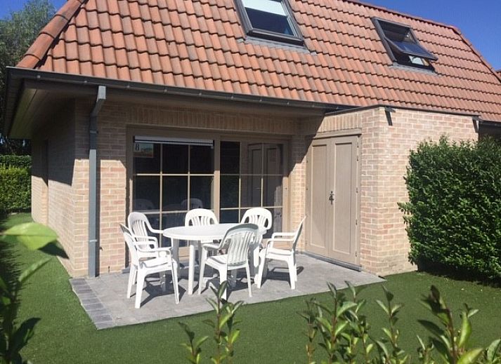 Genieen Sie die Sonne auf der Terrasse des Ferienhauses PAPAVER - LD 384744 in Adinkerke, belgische Kste, mit Blick auf den grnen Garten.