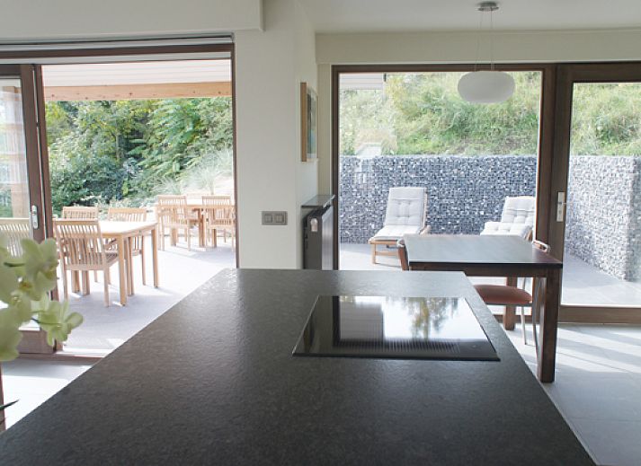 Geniessen Sie eine sonnige Terrasse in Duinvilla Aljapi, einem Ferienhaus in De Panne an der belgischen Kueste.