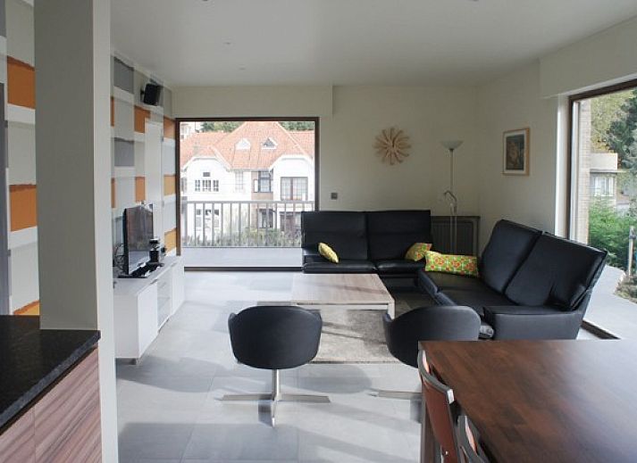 Moderne Kueche und Essbereich in Duinvilla Aljapi, Ferienhaus in De Panne, Belgien, mit Blick auf den Garten.